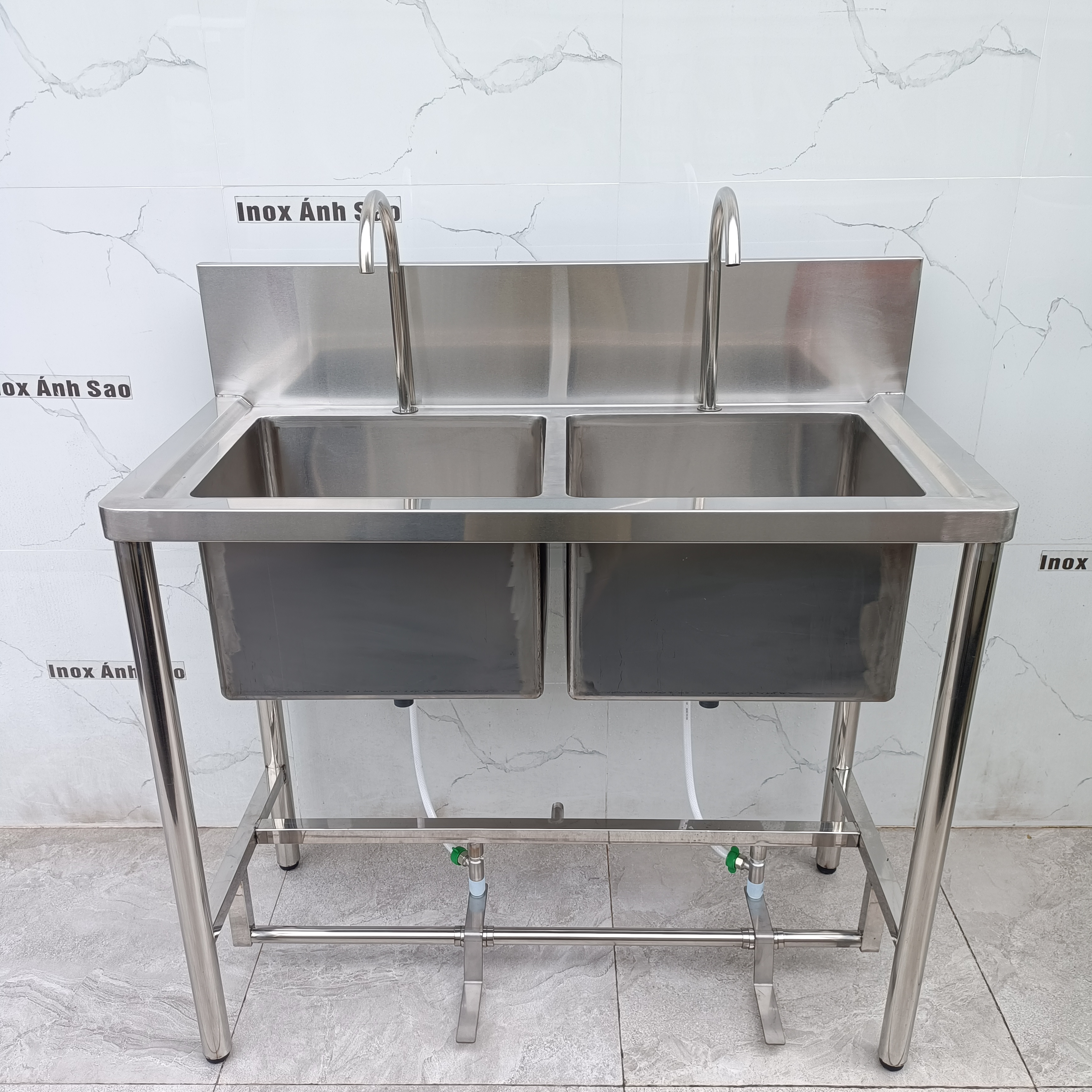 bon-rua-inox-dap-chan-2-voi-hoc-chau-chan-tron