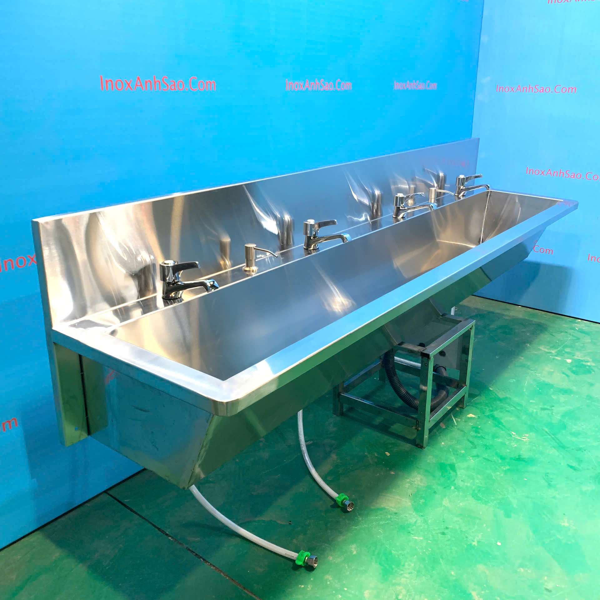 bon-rua-tay-inox-4-voi-treo-tuong