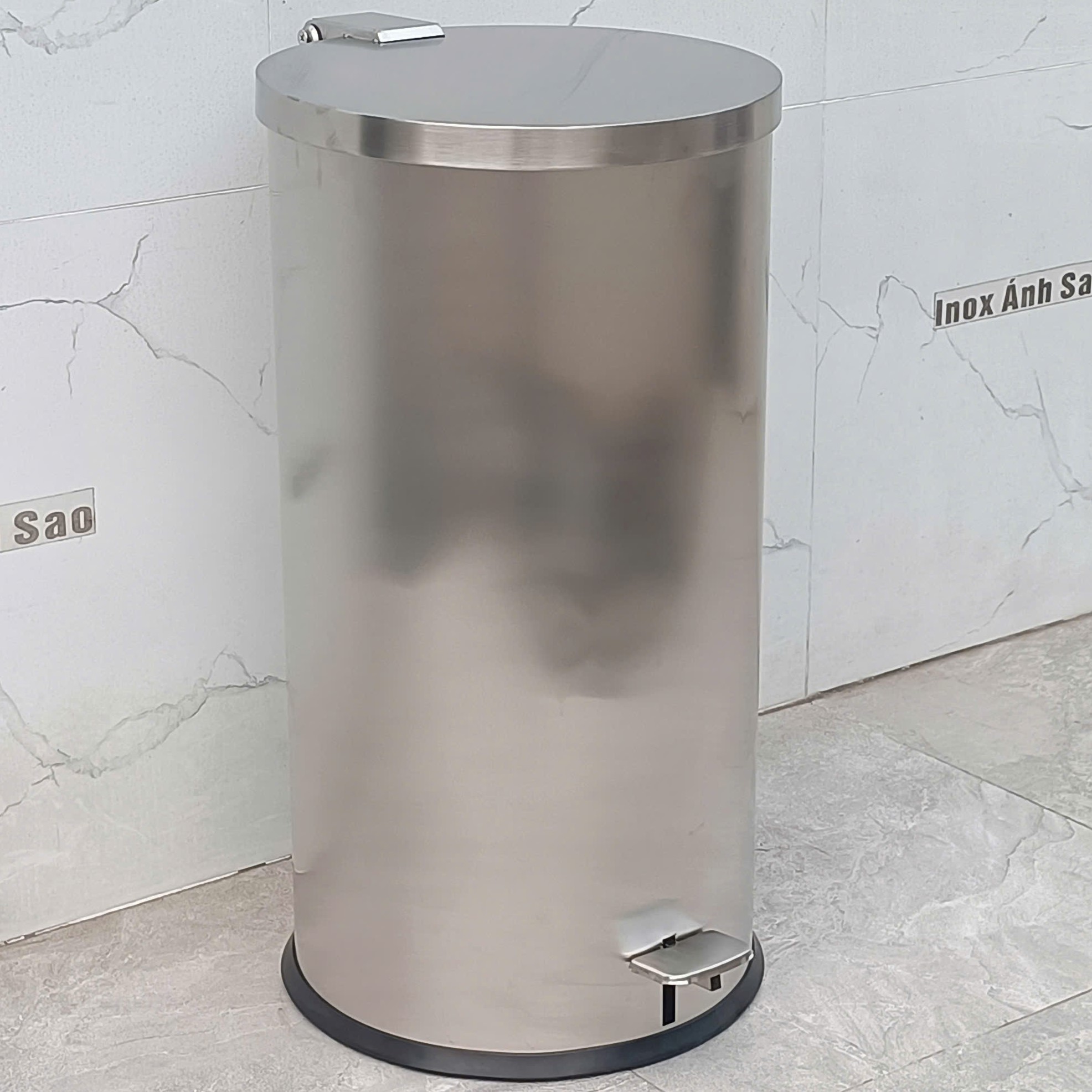 thung-rac-inox-tron-dap-chan