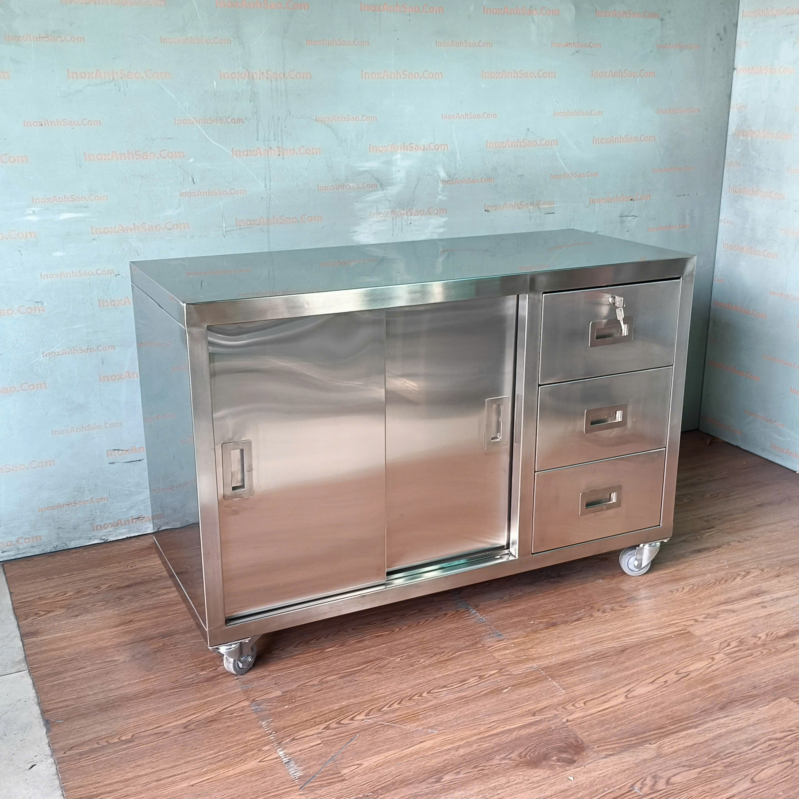 tu-inox-cua-lua-co-hoc-keo-va-co-banh-xe