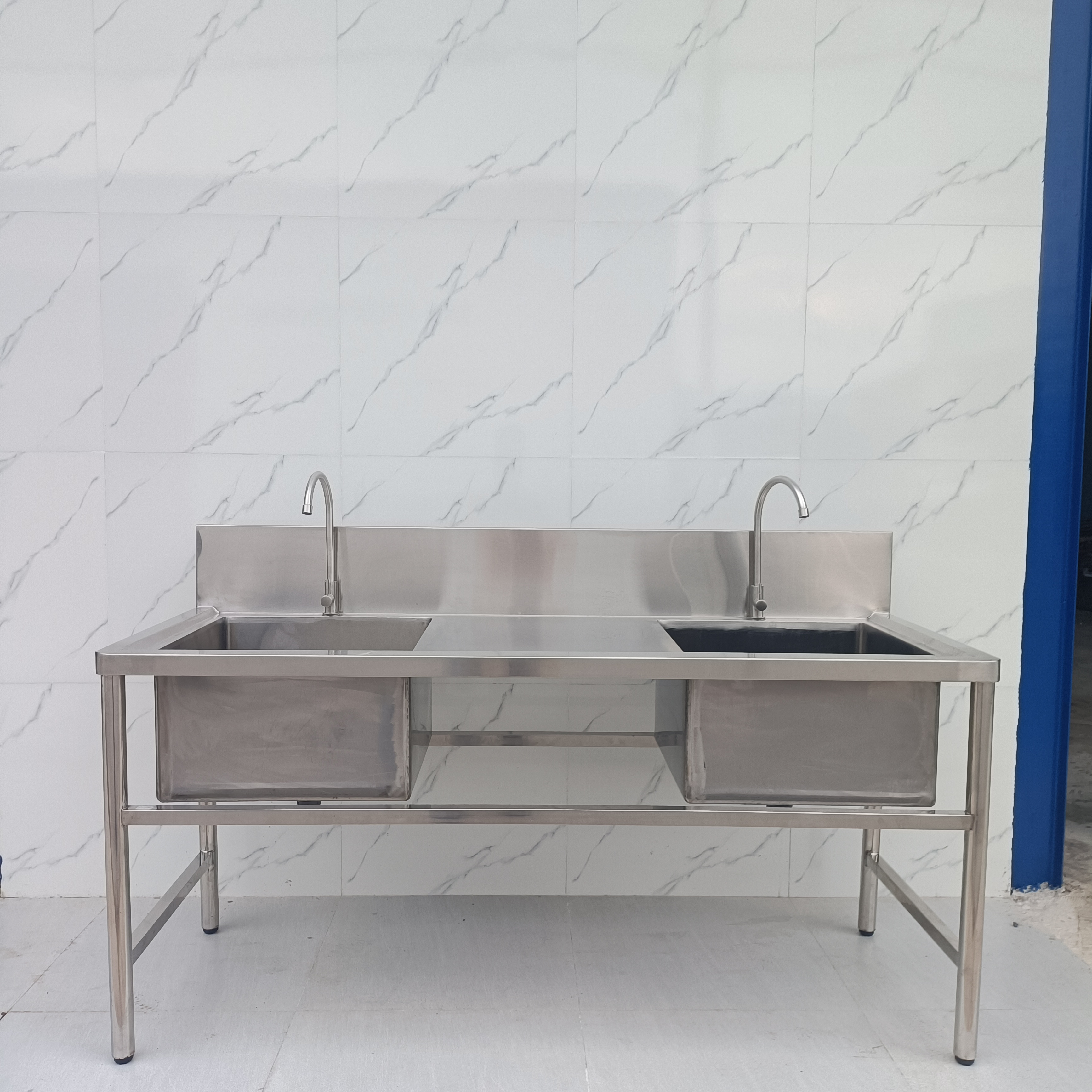 bon-rua-inox-gat-tay-2-voi-hoc-chau-co-ban-cho