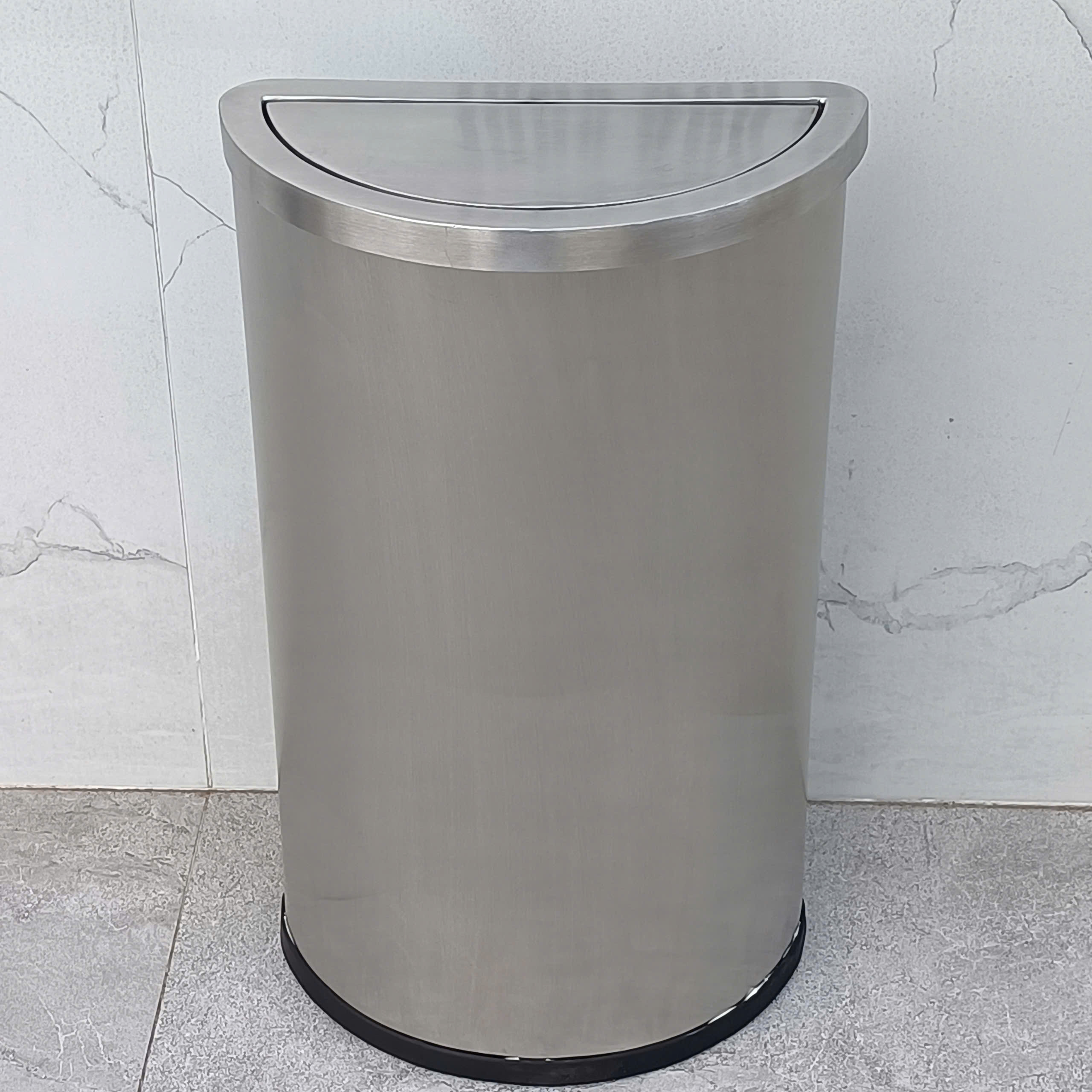 thung-rac-ban-nguyet-nap-lat-l62