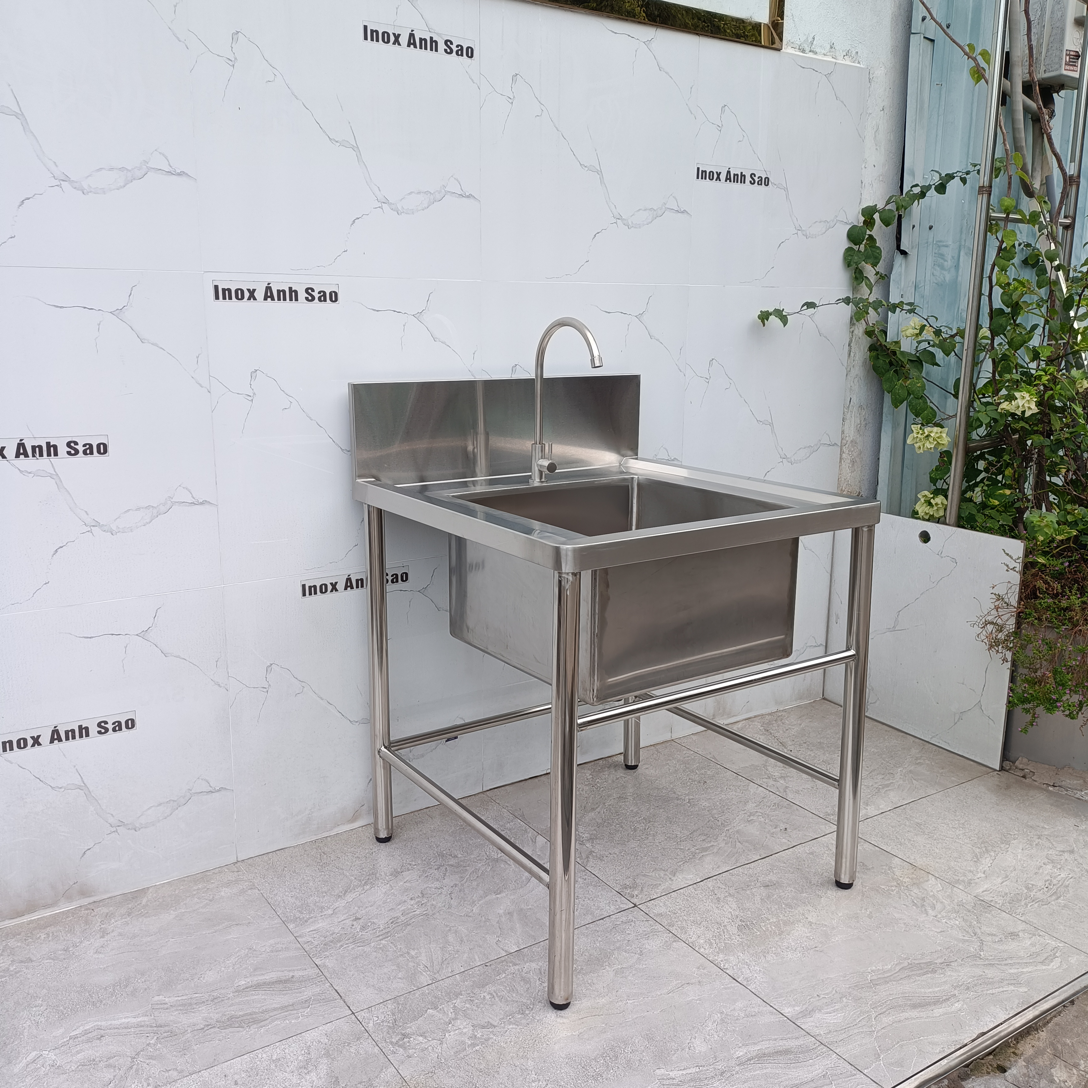 bon-rua-inox-hoc-chau-1-voi-chan-tron