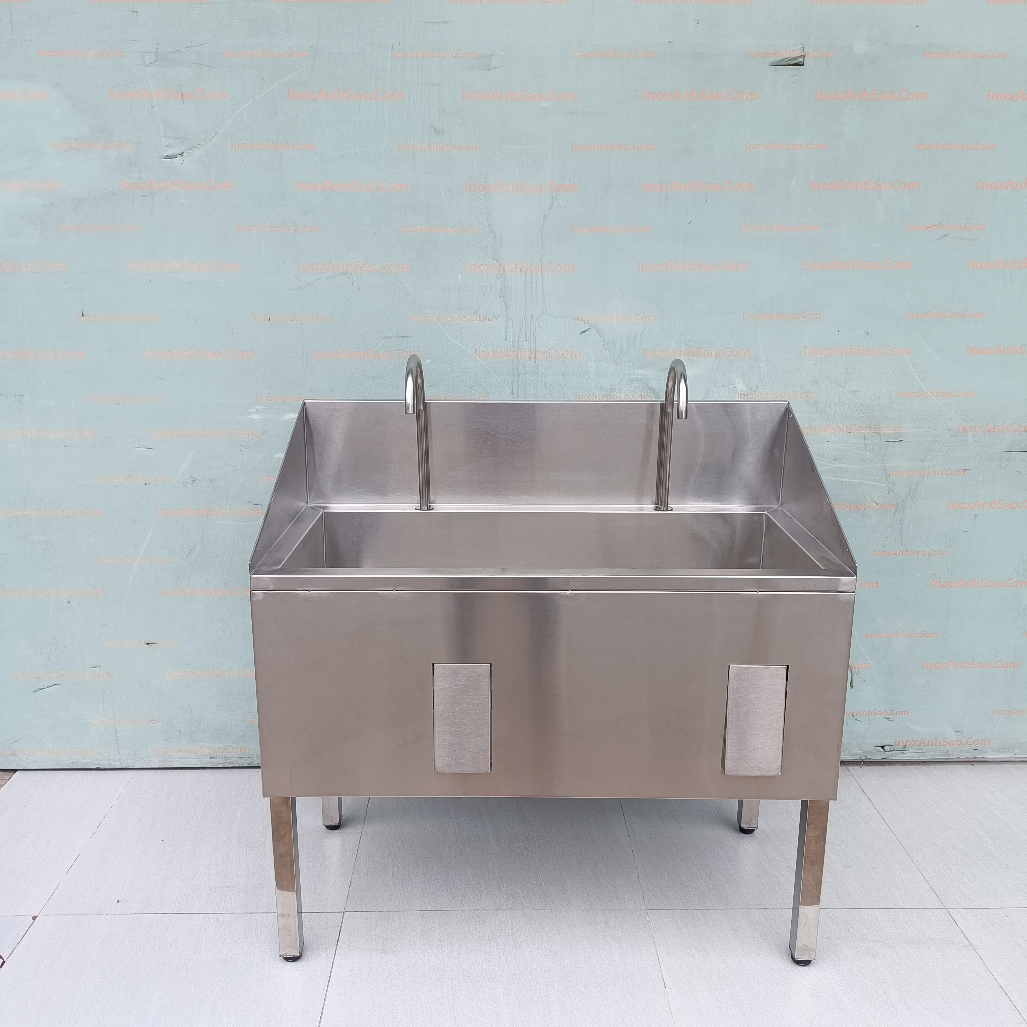 bon-rua-inox-nhan-goi-2-voi-chan-vuong-co-bao-che-tren