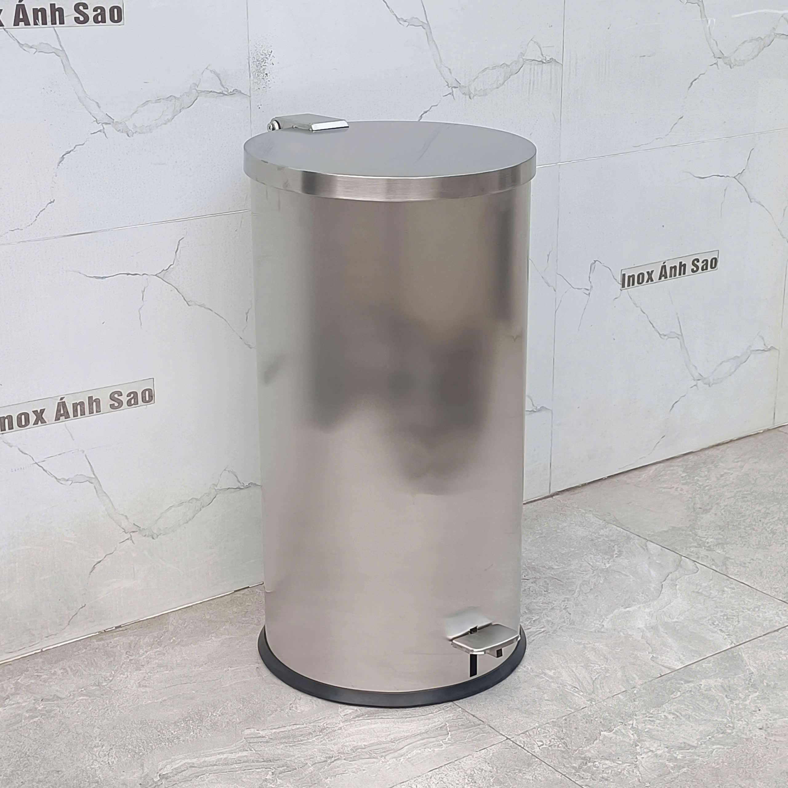 thung-rac-inox-tron-dap-chan